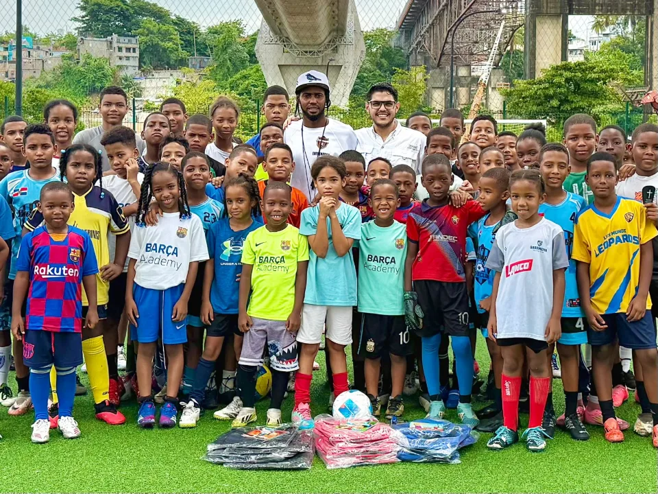 Foto oficial de la entrega de mochilas con los niños beneficiados.