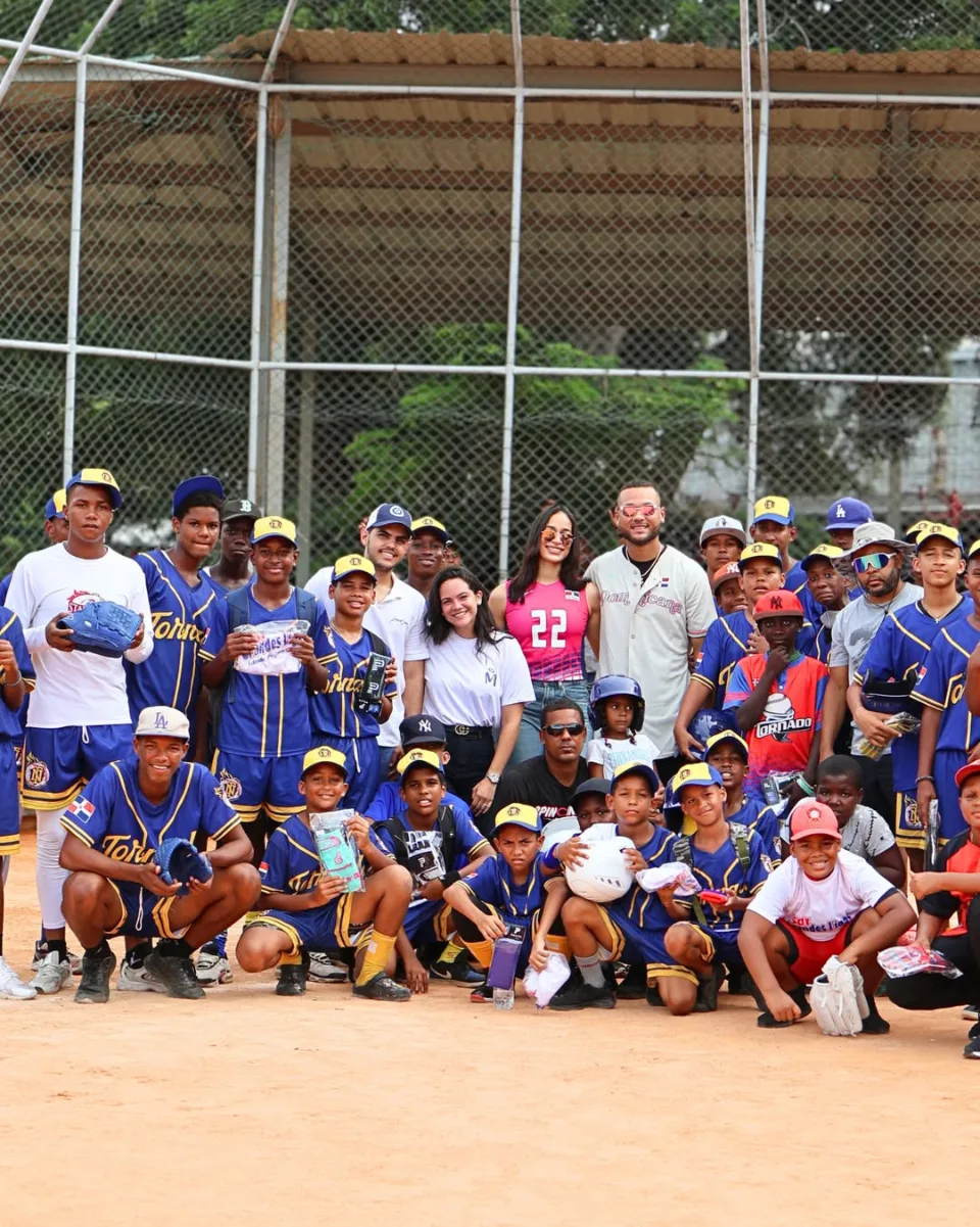 Niños y jóvenes beisbolistas junto a los invitados y representantes de las fundaciones durante la jornada en el Club de la Farándula Niní Cáffaro.
